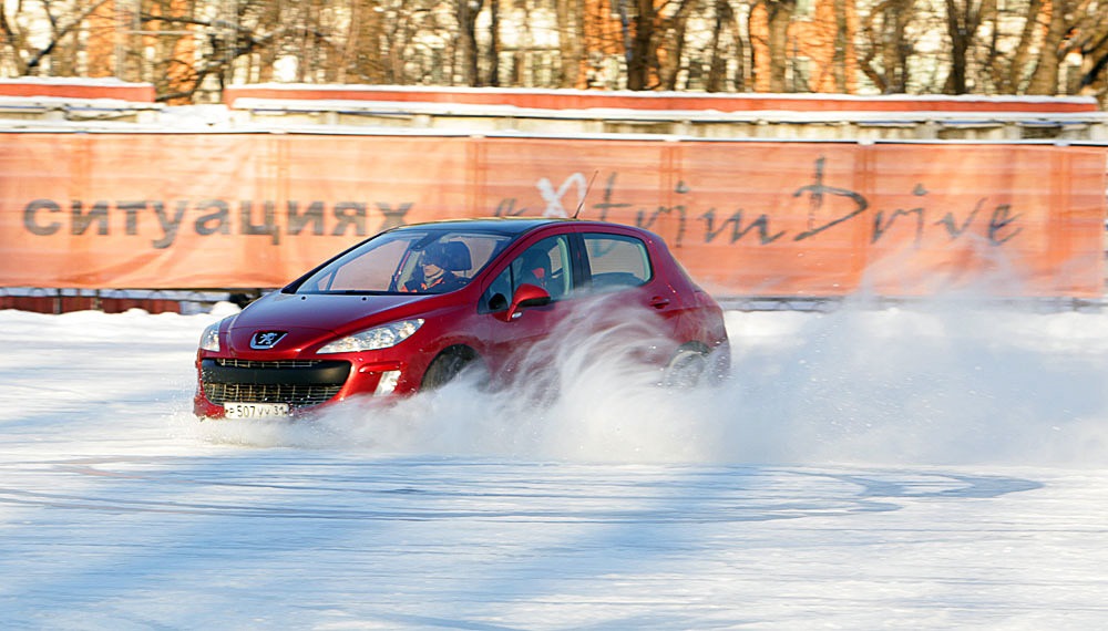 Экстремальное вождение москва. Пежо 308 дрифт. Автошкола зима. Автошкола зимой. Автошкола дрифт.