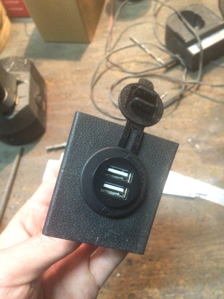 Гнездо для зарядки — LADA Приора седан, 1,6 л., 2010 года | аксессуары ...