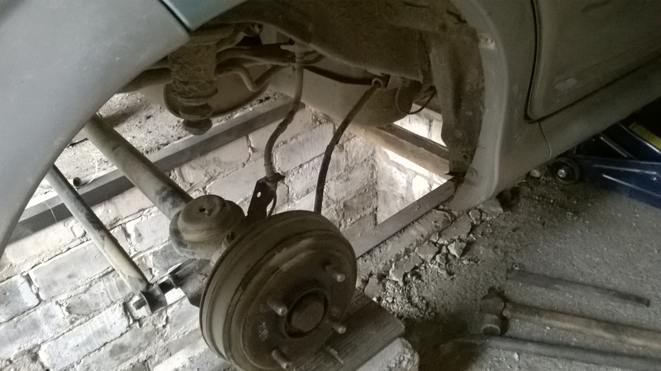 Втулка заднего амортизатора дэу матиз. 624dc92s 960. Втулка заднего амортизатора дэу матиз фото. Втулка заднего амортизатора дэу матиз-624dc92s 960. картинка Втулка заднего амортизатора дэу матиз. картинка 624dc92s 960. Закончилась осень, пришла весна. Настало время закапывать в землю бабки.Перезимовали без каких либо проблем.В лютый мороз этой зимой (которого небыло) без проблем заводится. Ничего не отвалилось. Машина и меня достаточно выручала когда "внезапно" вставал сенс. Но благодаря огромному даже по моим меркам количеству химии на дорогах все равно рыжня разрастается. Два рыжика на заднем крыле уже облупились и радуют ржавыми ореолами взгляды. Ну и еще мелкие на низах дверей. Короче, кузовня скоро потребует внимания. Может быть в начале лета, может быть осенью. Заодно и антикор сделаю после покраски, а может быть и до. Ну и задние тормоза нужно разобрать посмотреть как там все поживает. Займусь когда будет солнышко вместо грязи.