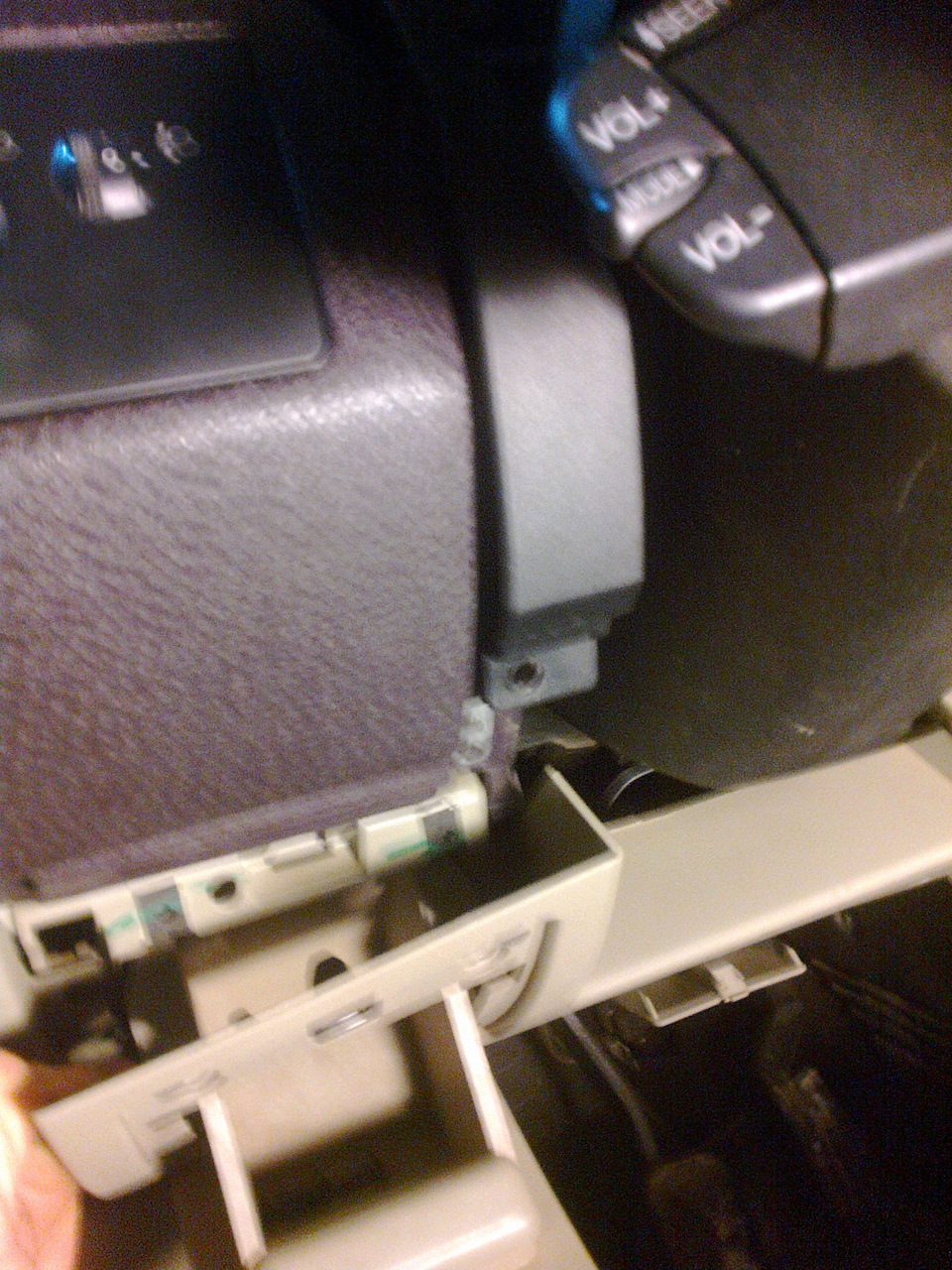 Выдергиваем с защелки — Ford Fusion