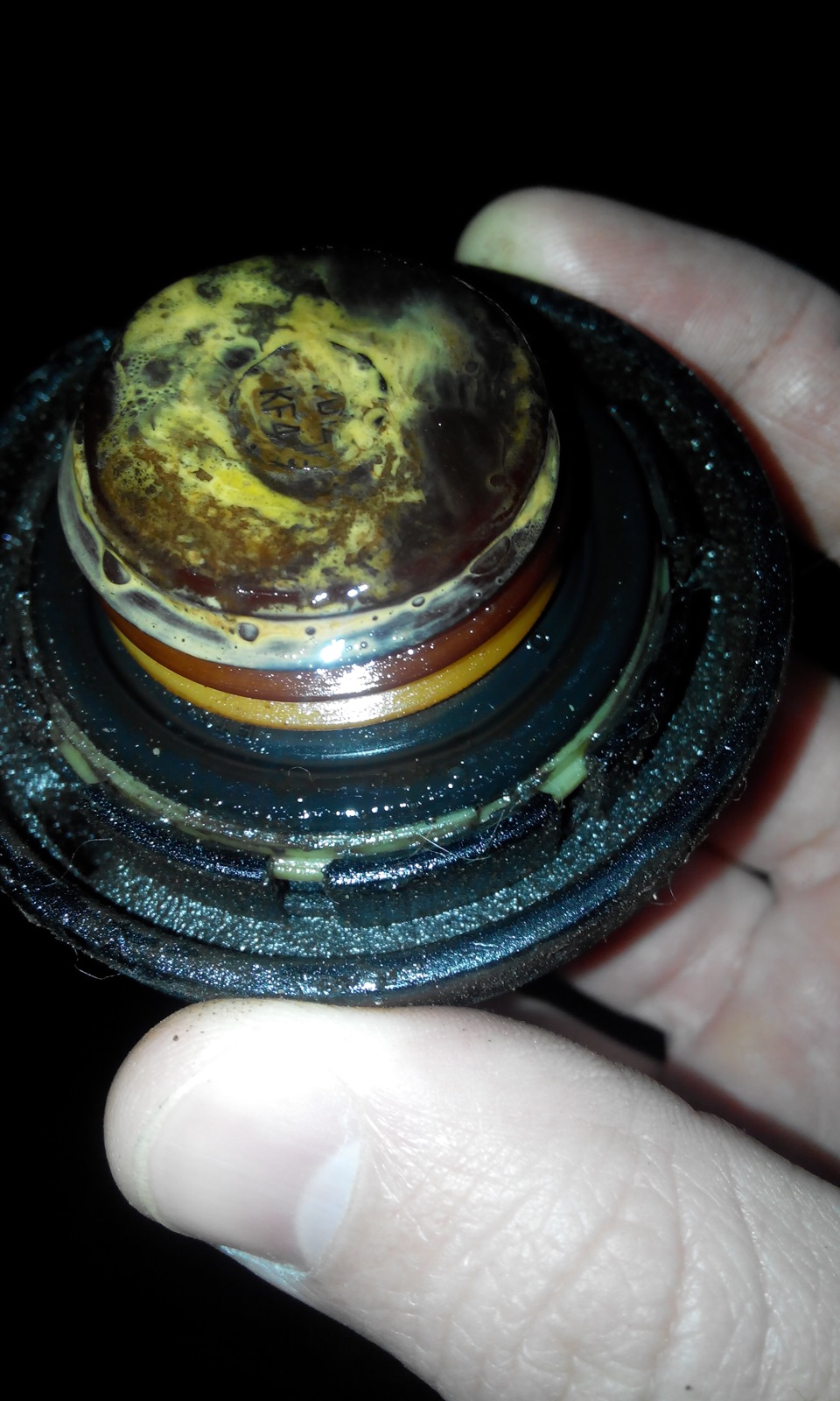 Налёт на маслозаливной крышке — Hyundai Tucson (JM), 2 л, 2006 года ...