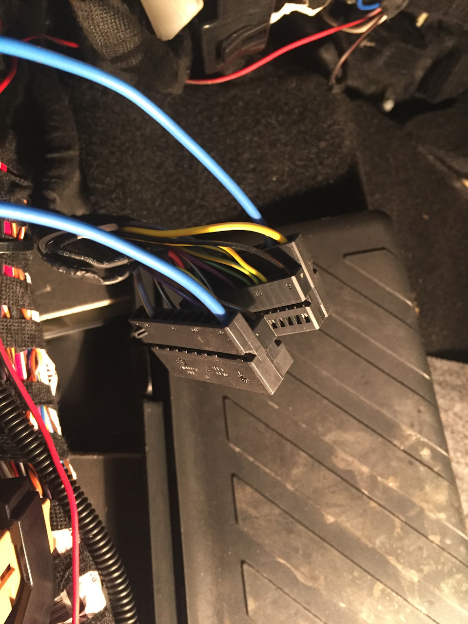 Обжимаем пины на проводах, и вставляем в средний разъем BCM контакты 2 и 39. — Skoda Octavia A7 Mk3