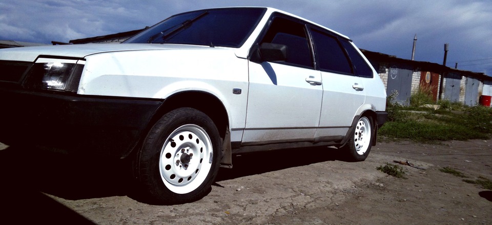 белая ваз 2114 на болотных штампах. белые штамповки на белой машине. белая 2114 на штампах. ваз 2109 белые штампы. белые штампы ваз.