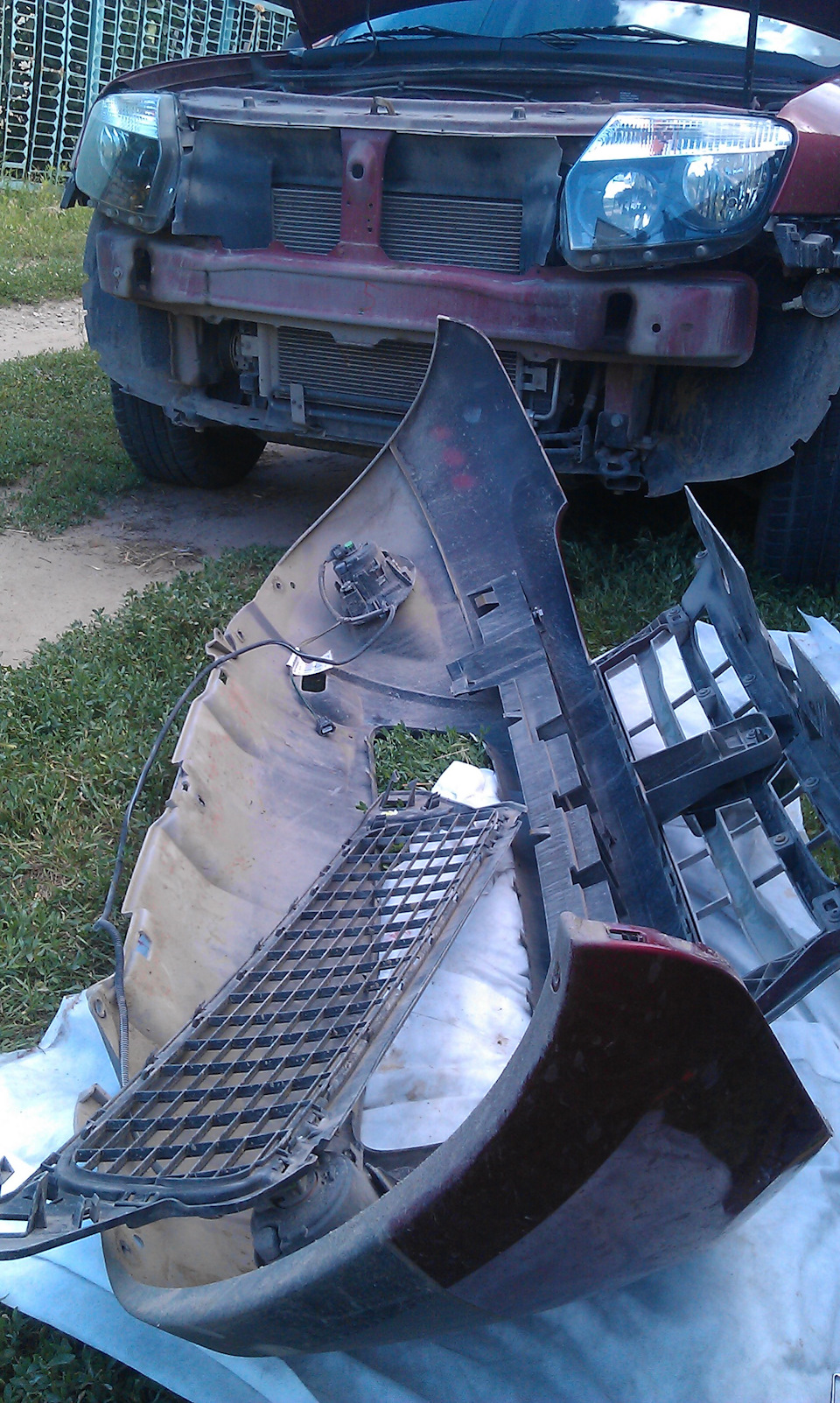 Обнаженный дастер и бампер в разобранном виде — Renault Duster (1G)