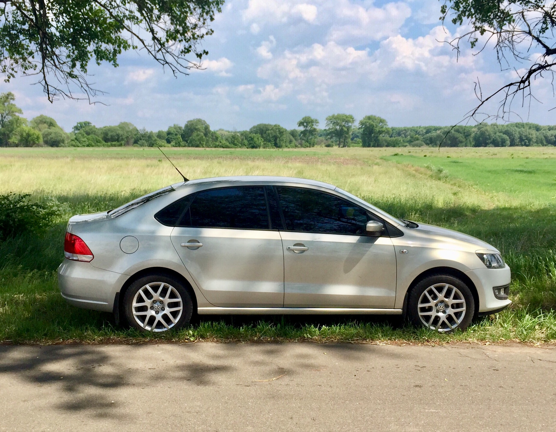 Поло седан 2. Volkswagen Polo sedan r16. Polo sedan BBS r16. Volkswagen Polo sedan 2016 BBS. Фольксваген поло r16 драйв 2.