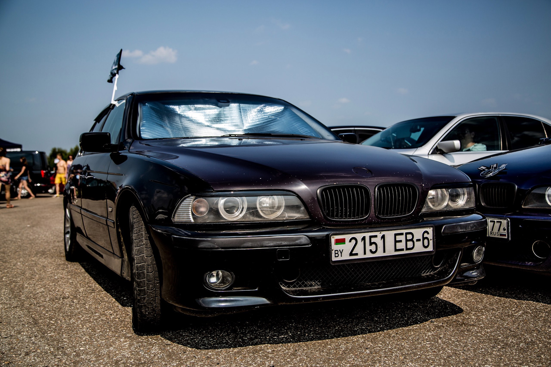 Фото бумера. Черный бумер. Чёрный бумер BMW 5 Series. Черный бумер БМВ 5 Сериес. Бумер машину чёрный 1998.