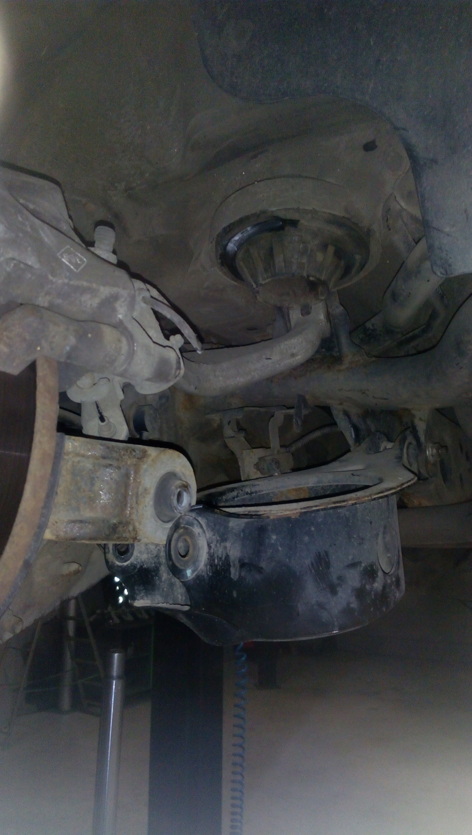 Замена задних пружин от Teana J32 — Renault Latitude, 2,5 л, 2010 года ...