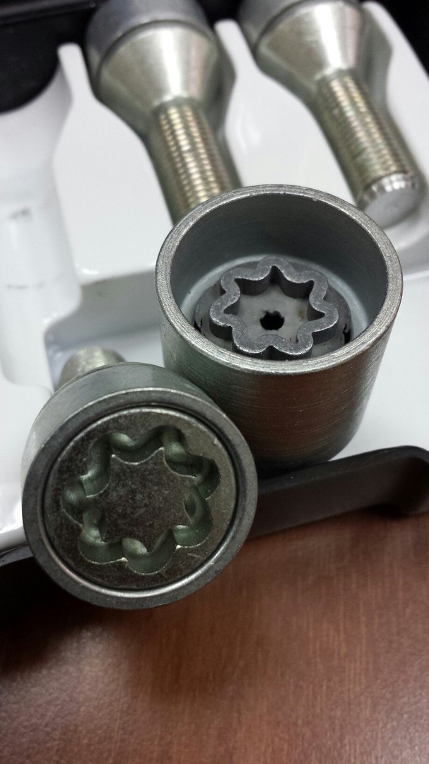 Секретки skoda 000071597c. Секретки skoda 000071597c. Колесные секретки м12х1. Головка для откручивания секреток 23. Через секреткой.