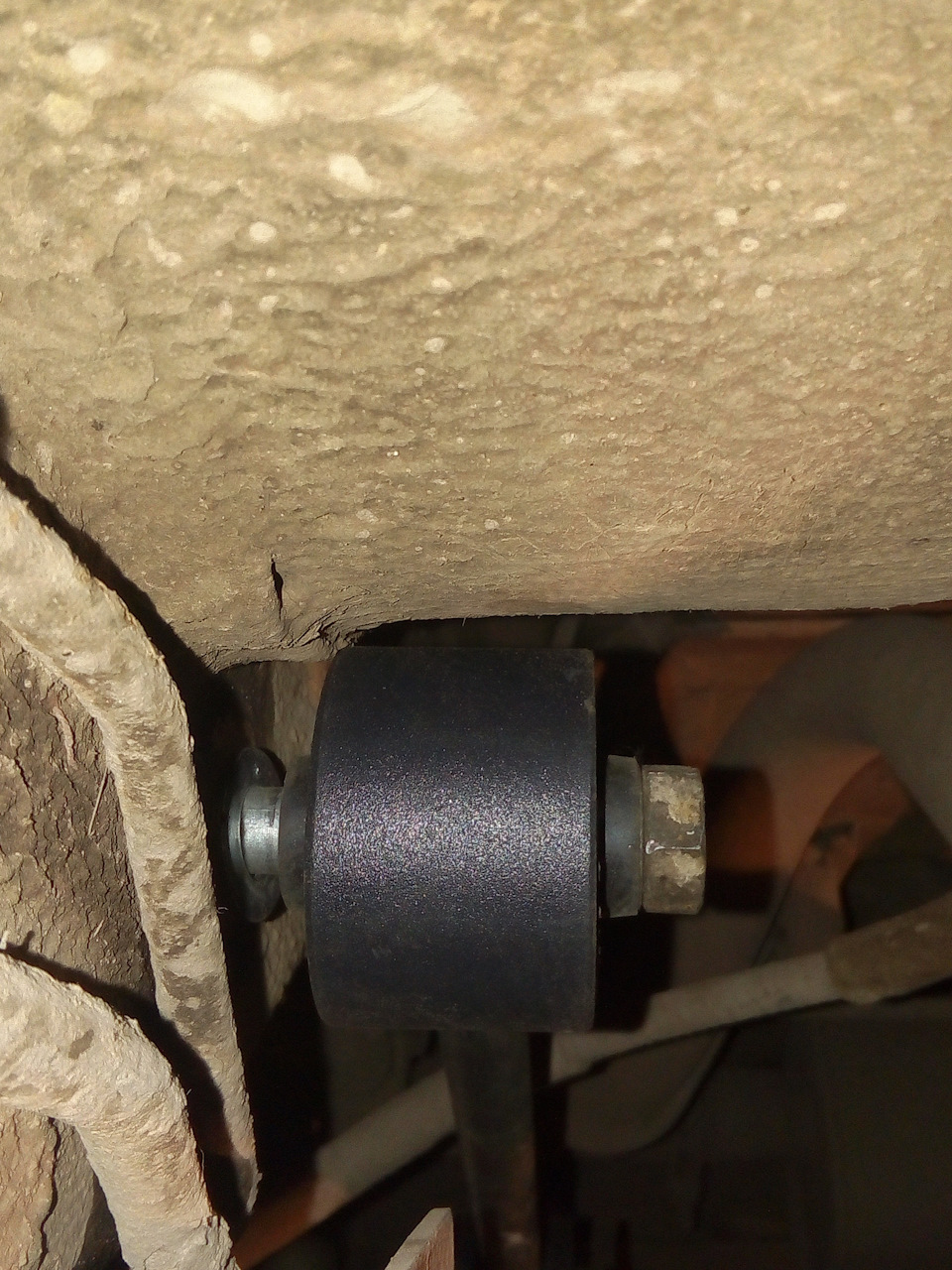 ухо штанги упирается в полку усилителя пола — Chevrolet Niva (1G)