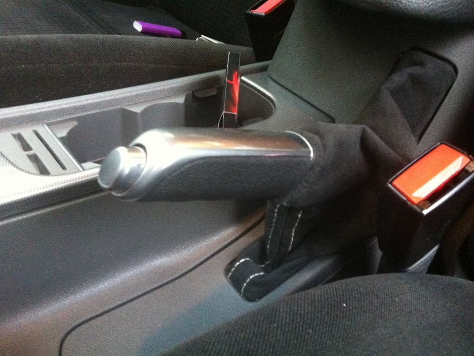 Нужно ли ставить ручник на автомате. Кнопка ручника Мазда 3. Фиксатор чехла стояночного тормоза Форд фокус 2. Хромированная кнопка ручника гольф 5. Honda Stream 2002 АКПП кнопка ручника.