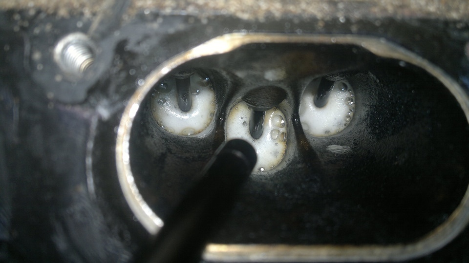 Очистка всасывающих клапанов от нагара. — Audi A6 (C6), 4,2 л, 2005 ...