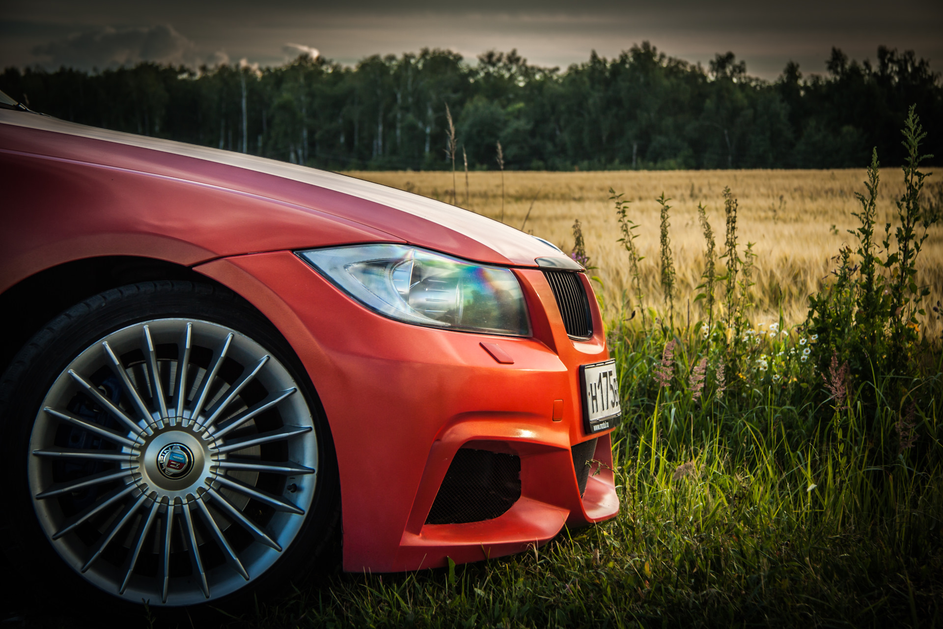 BMW e90 и девушка