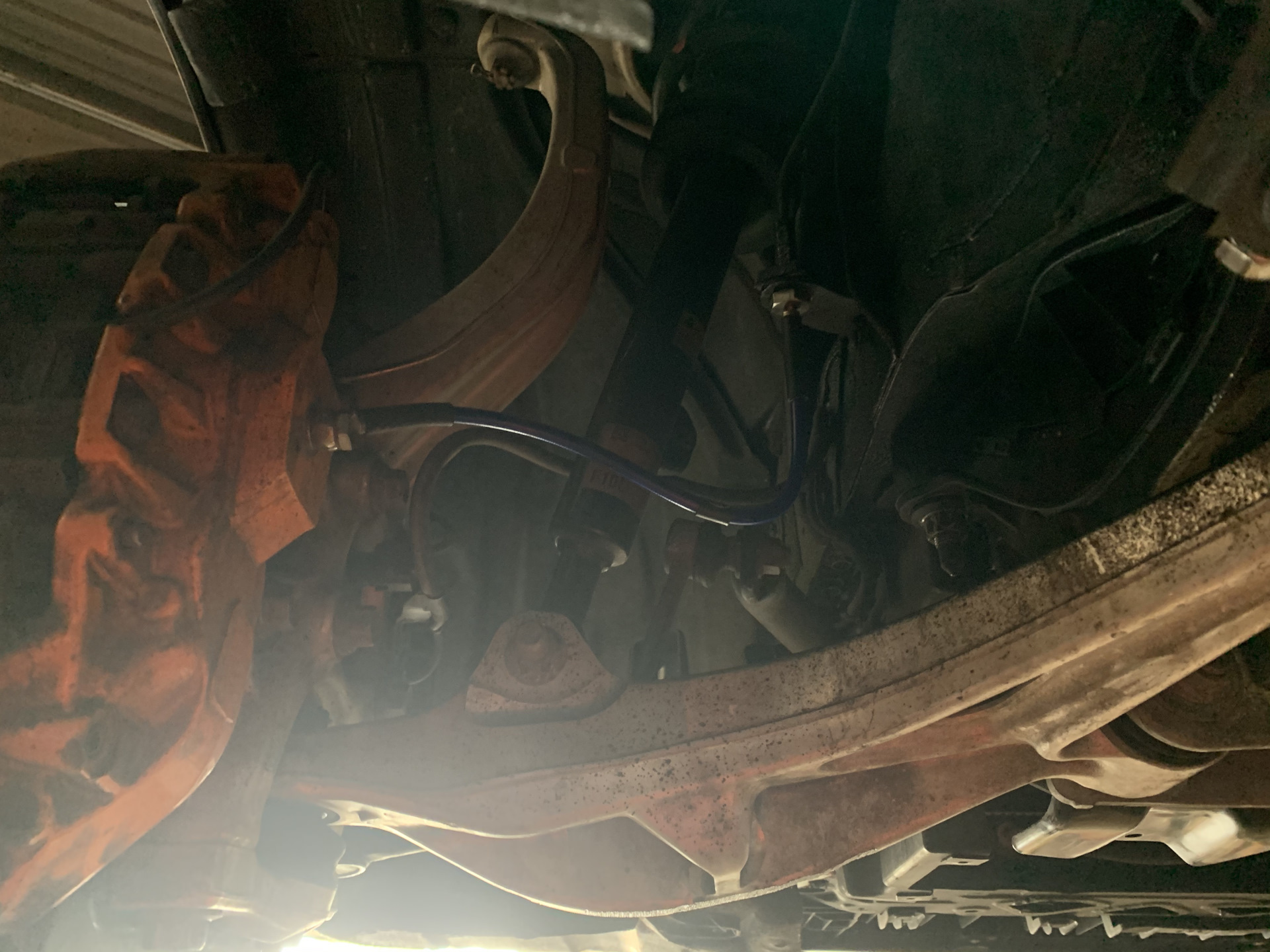 Замена тормозных шлангов на армированные, замена тормозной жидкости ...