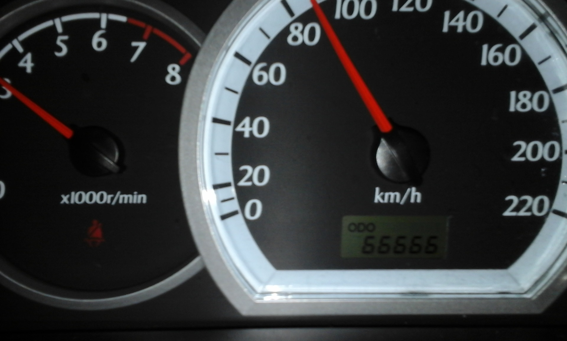 4 спидометр. Полный бак лачетти 1. Лампочка уровня топлива лачетти 1. 4 расход топлива. Шевроле лачетти лампочка топлива.