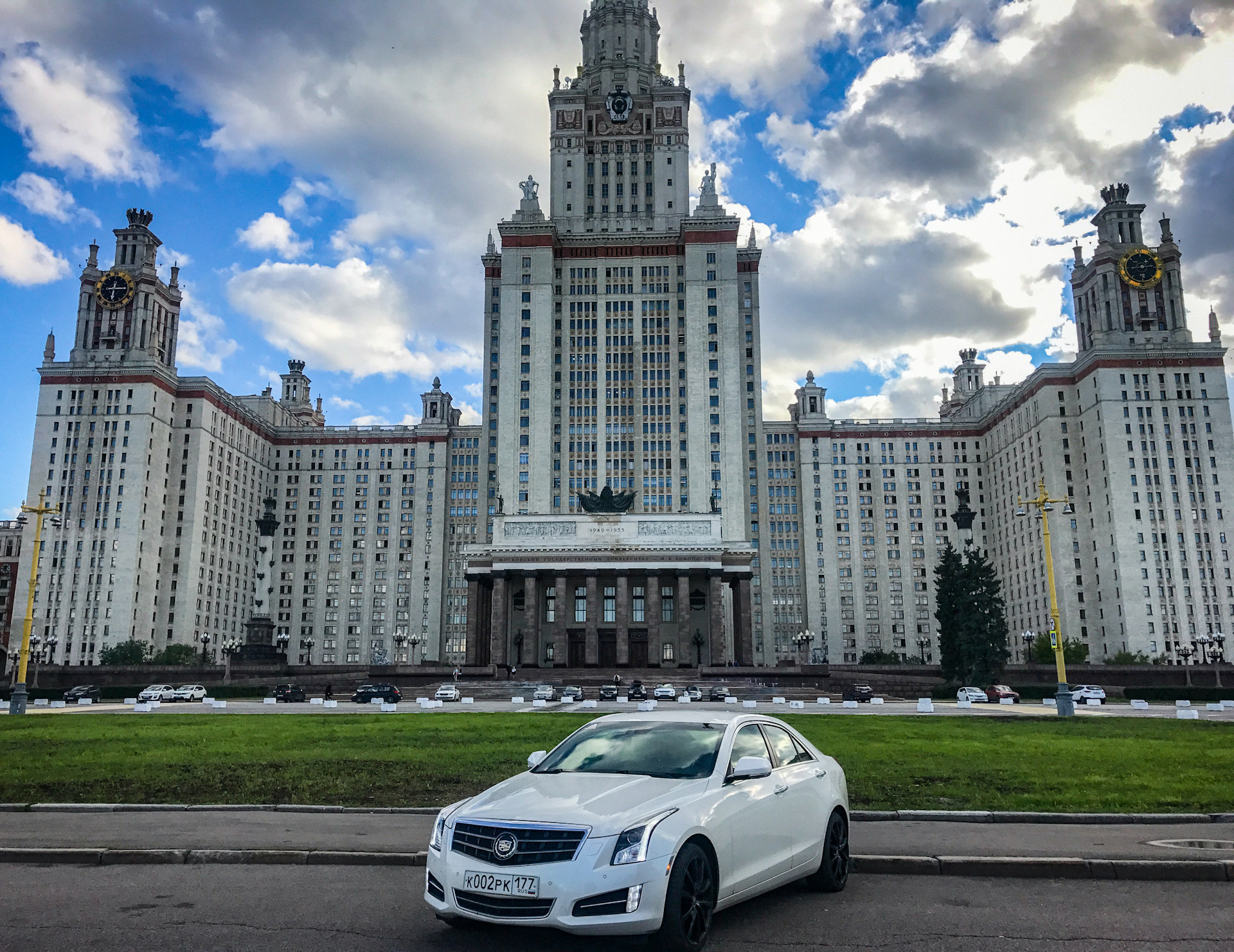 Мгу туризм. Москва смотра МГУ. Машина у МГУ. МГУ стоянка смотра. Мерседес у МГУ.