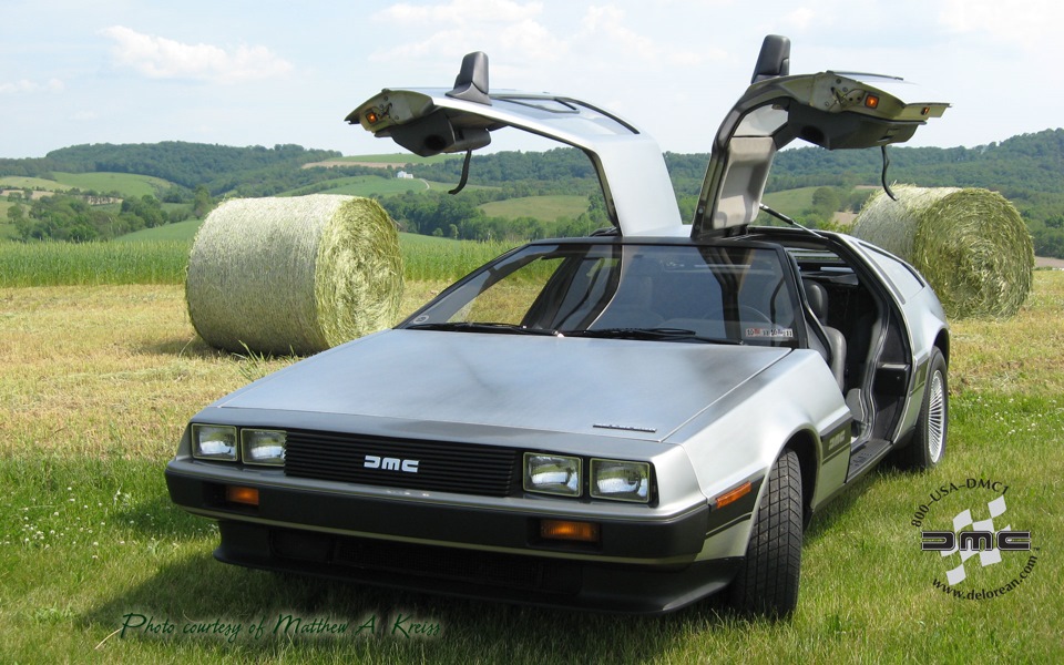 DELOREAN DMC 12 вид спереди