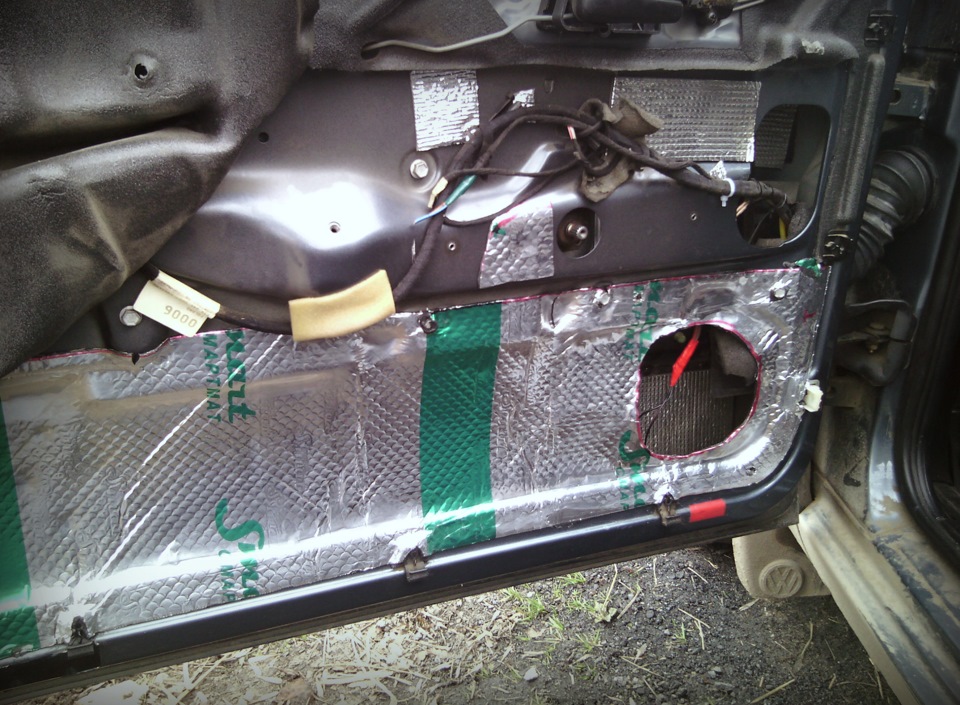 С водительской дверью попроще, так как там сломался привод и пришлось снять моторчик — Volkswagen Passat B4