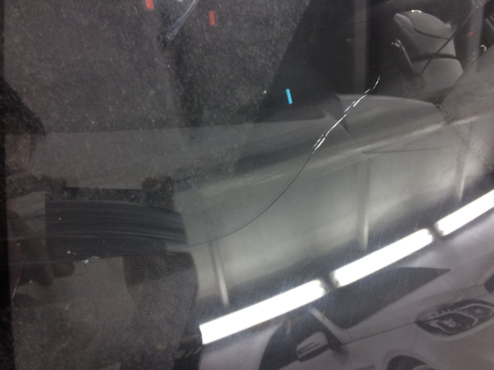 Заклеили трещину на лобовом стекле, помыл блин двигатель, регулировка ...