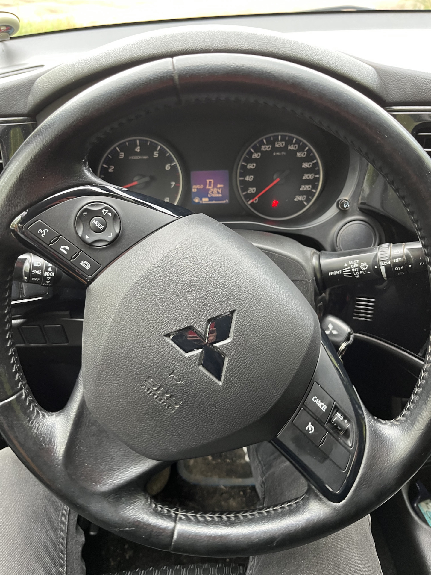 Алькантара на руле — Mitsubishi Outlander (3G), 2 л, 2013 года ...