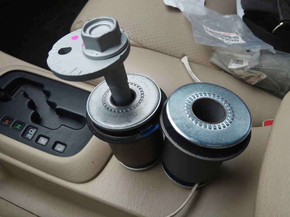 Тут наглядно можно увидеть разницу между двумя запчастями с одинаковым номером 48654-0K040 Правую пришлось вернуть Меряйте сразу на БОЛТ))) — Toyota Fortuner (1G). Запчасти на фото: 486540K040