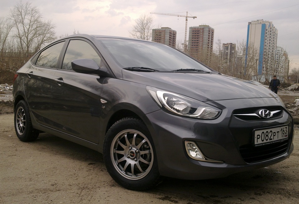 Hyundai Solaris тёмно серый