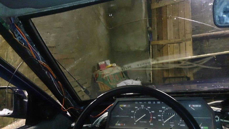 Когда-то зачем-то налепил вибропласт. Зачем? Не знаю. — Москвич Святогор