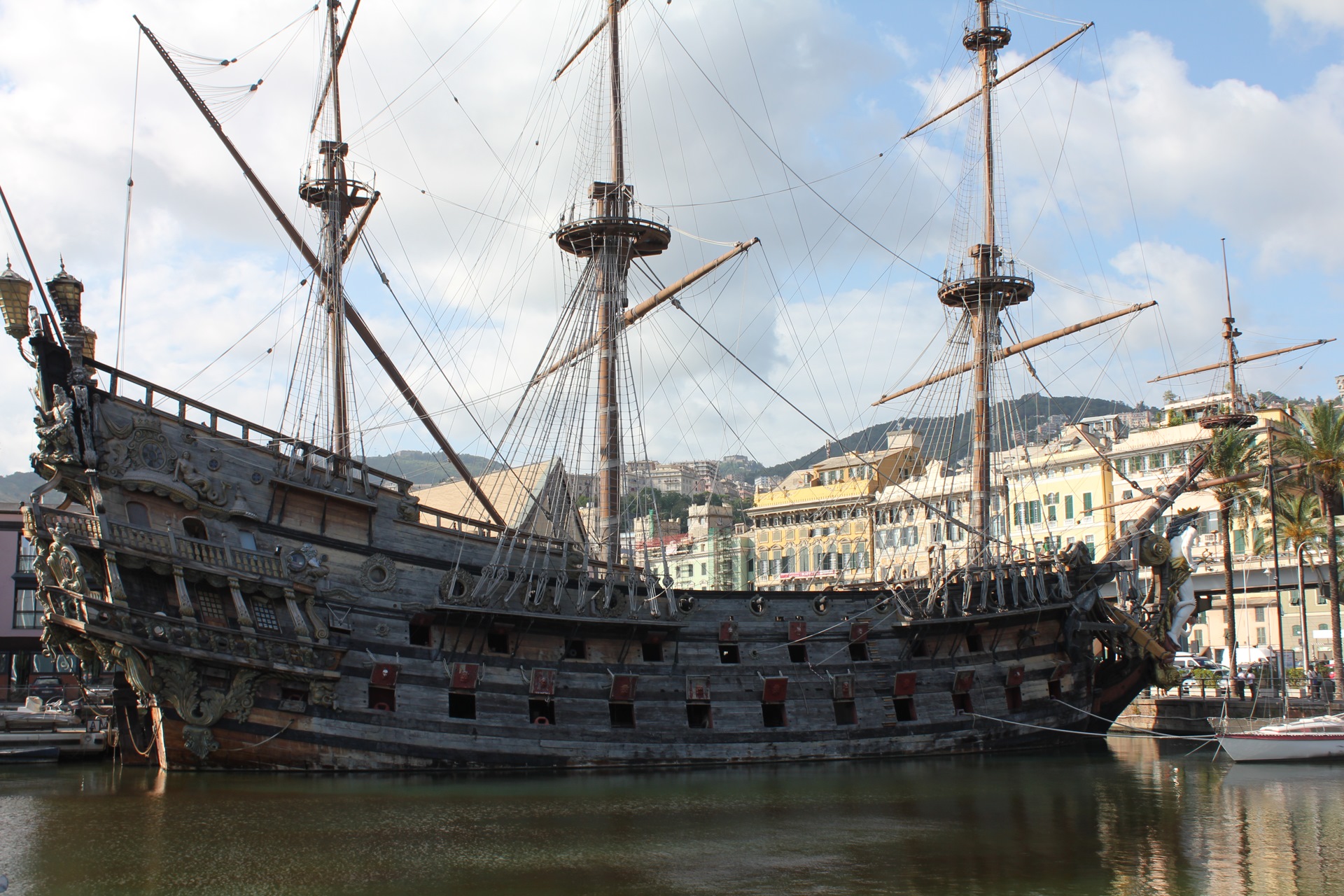 Торговый фрегат. Испанский Галеон 17 века. Галеон корабль 17 века. Галеон Нептун в Генуе. Парусник Галеон испанский.