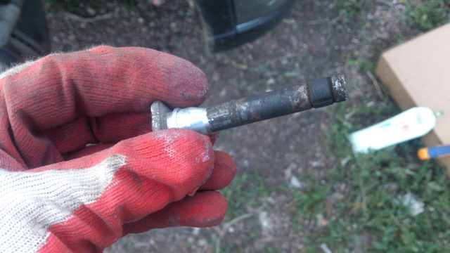 А вот единственный проблемный палец. Попала вода! Знаю даже, каким образом. Наверняка виноват налипший на суппорты снег (лазил по глубоким сугробам, а потом давал жару по трассе и 'сушил' тормоза). Вода все же просочилась через пыльник (он целый). Отмочил в бензине (лучше бы очистителем карбюратора, но не было под рукой), оттер грубой тряпкой, слегка прошелся натфилем по выпуклостям. По хорошему, конечно, суппорт потом придется поменять. Не знаю, меняется ли здесь отдельно 'втулка-палец' — Mazda CX-5 (1G)