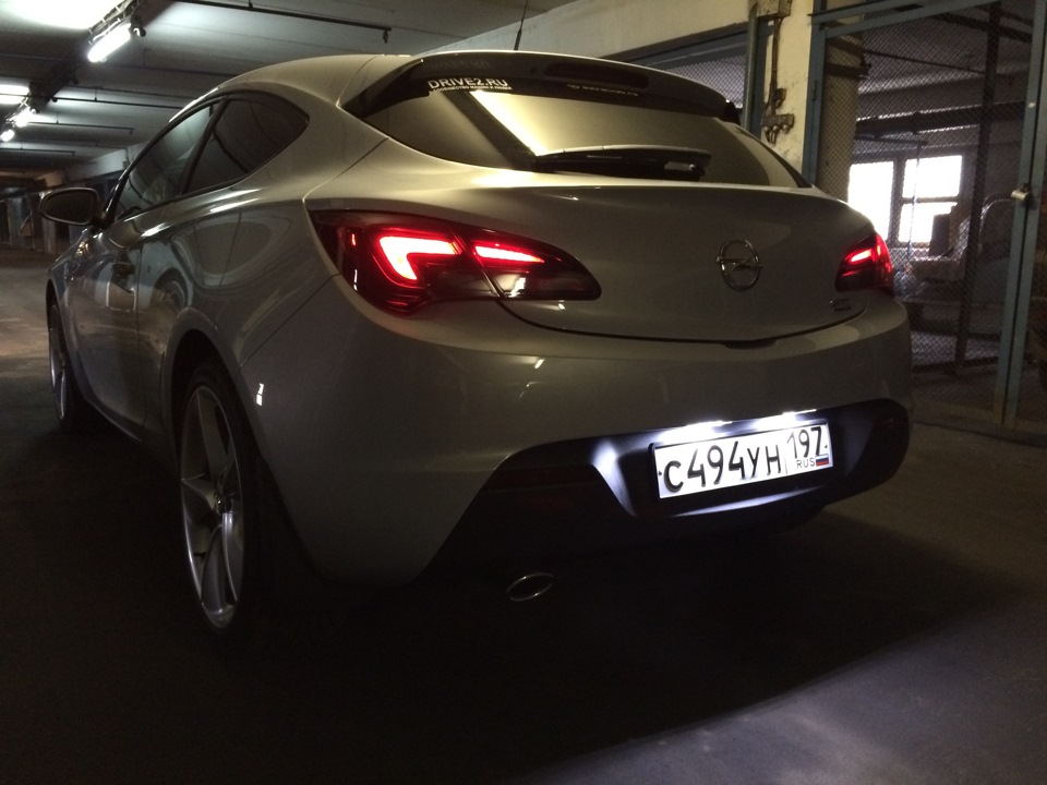 Подсветка номерного знака — Opel Astra J GTC, 1,4 л, 2011 года | другое ...