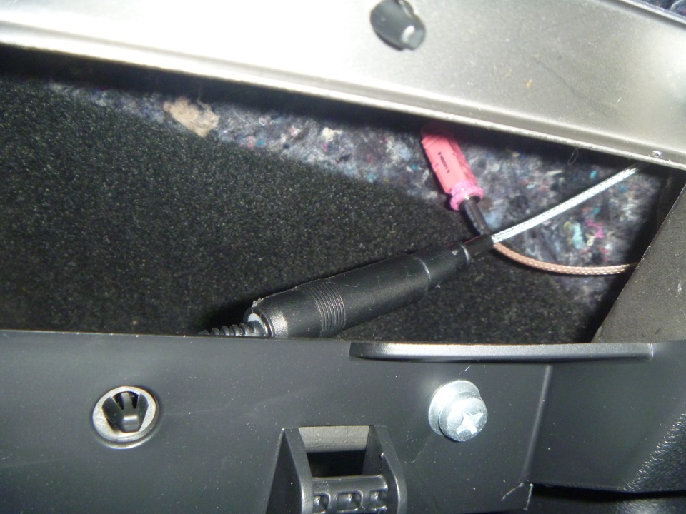 Заглушка вместо антенны калина 1. Антенный разъем гранта 2023. Гранта 2 разъем штатной антенны. Где антенна в гранте. Антенна штатная ваз 2190.