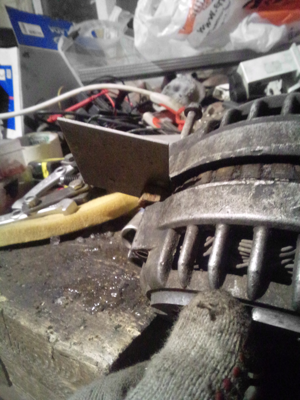 Когда резьбы хватать перестало, я подложил под пластины гайки м8 — Lada 2120 Надежда