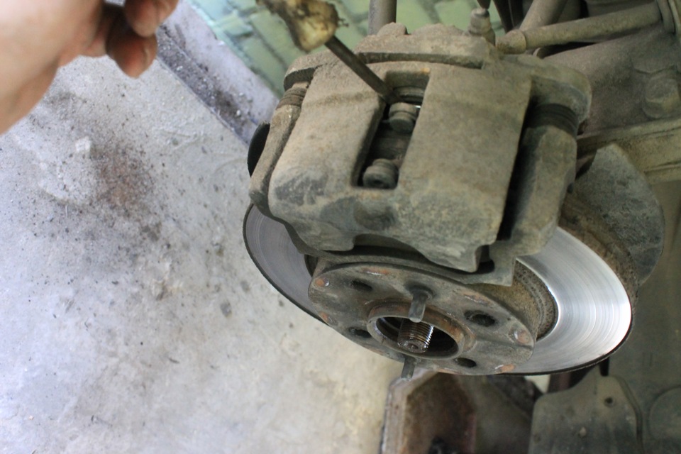 960 Как выбить болты крепления стойки