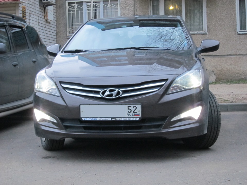 Дхо солярис рестайлинг. Ходовые огни Hyundai Solaris 2015. ДХО Солярис 2.