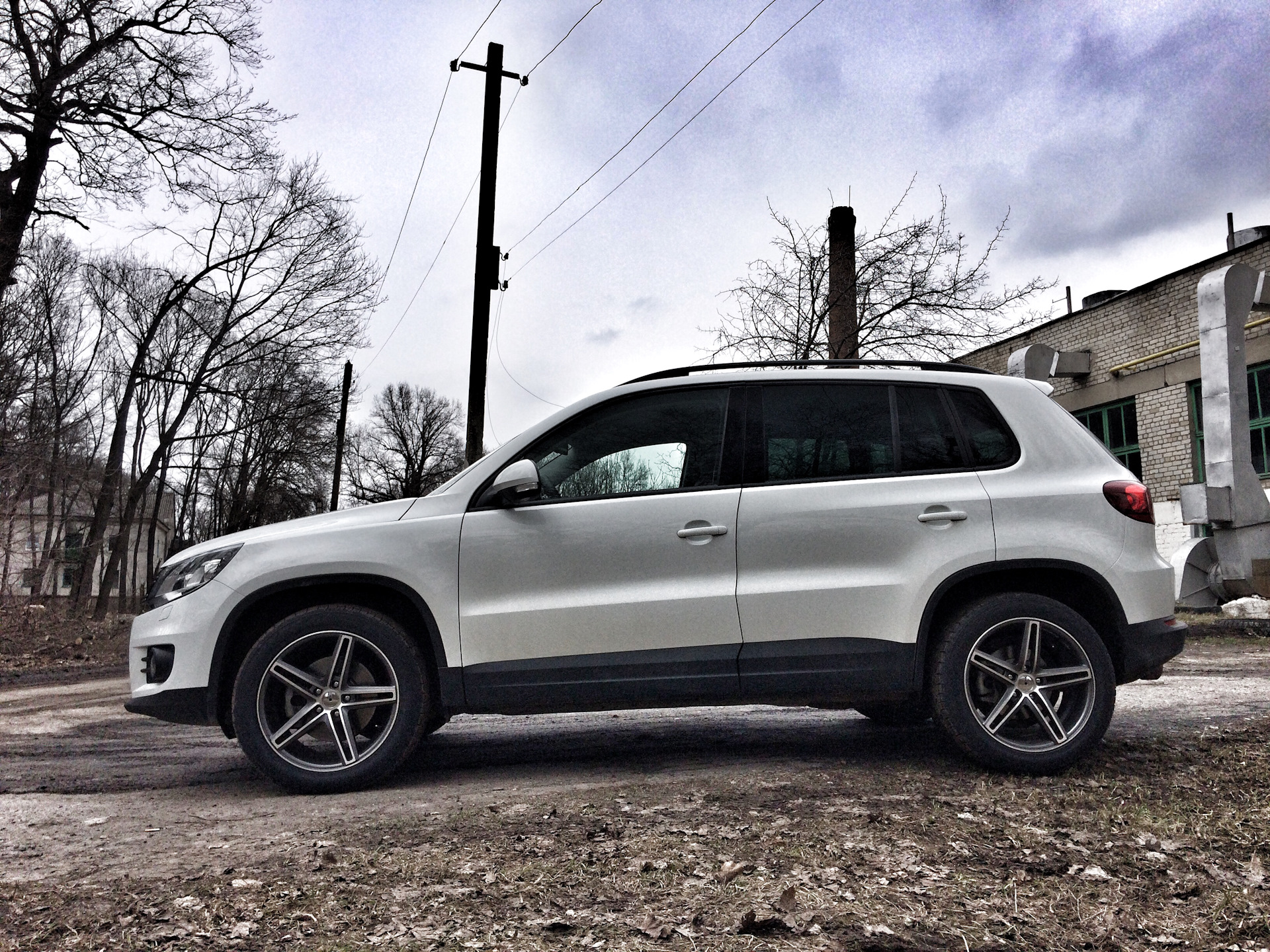 Диски на тигуан. Volkswagen Tiguan диски Mallory. Mallory Tiguan. Tiguan cv4. Mallory Tiguan 2011.