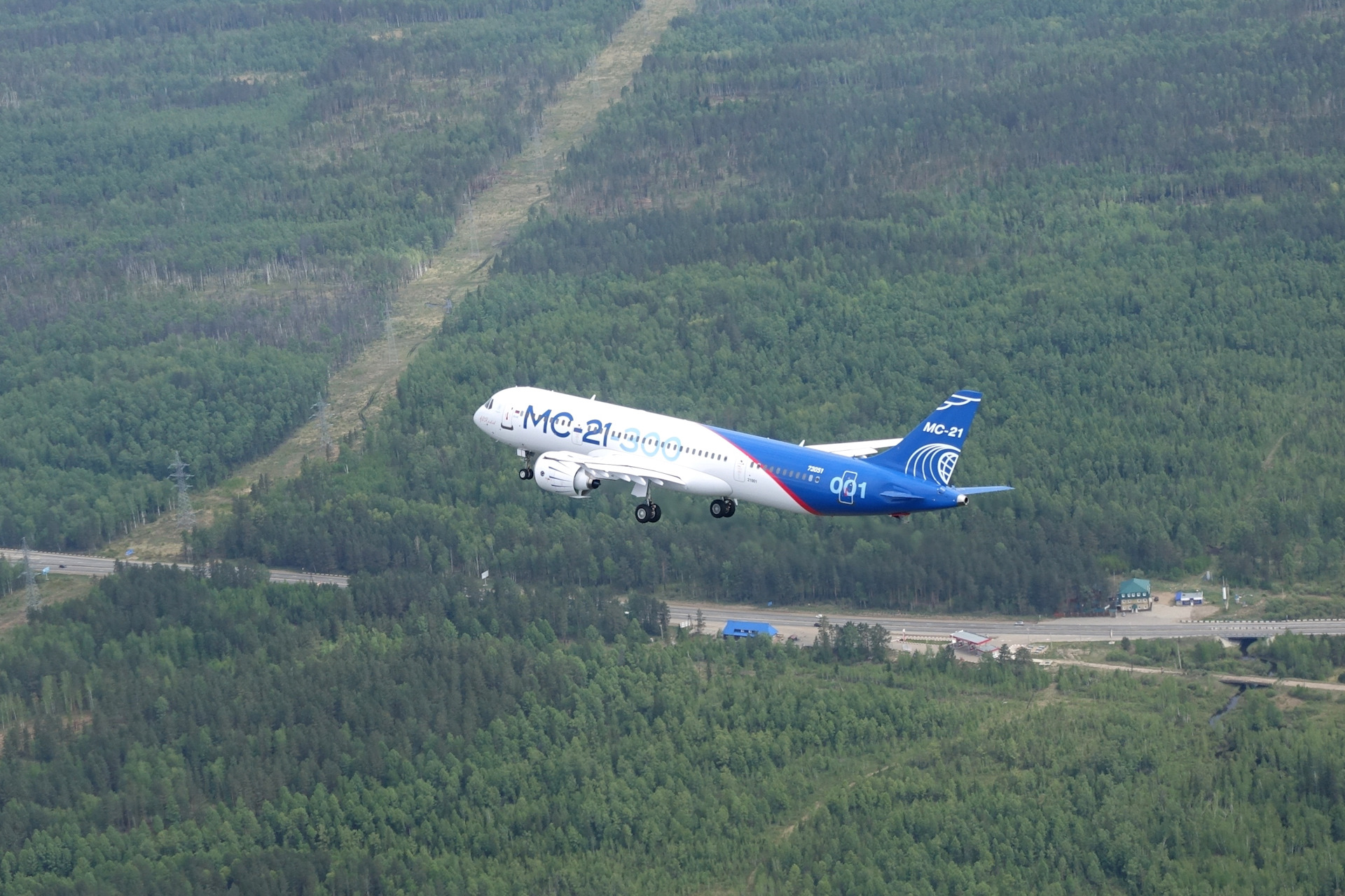 Самолет до байкала сколько. Байкал МС 21. МС-21 полёт над. Летает самолет над Иркутском. Самолет над Байкалом.