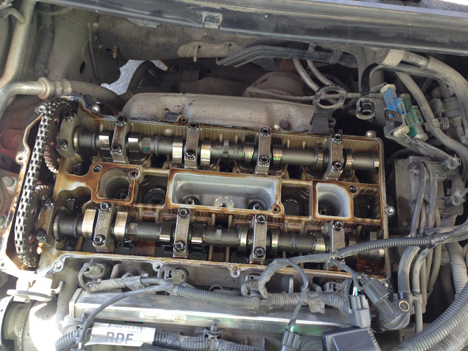 Заливает маслом свечи 2, замена прокладки клапанной крышки — Ford Focus ...