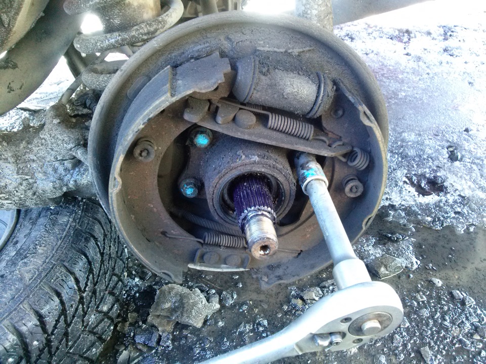 Откручиваем 4 болта, для извлечения привода. — Ford Sierra