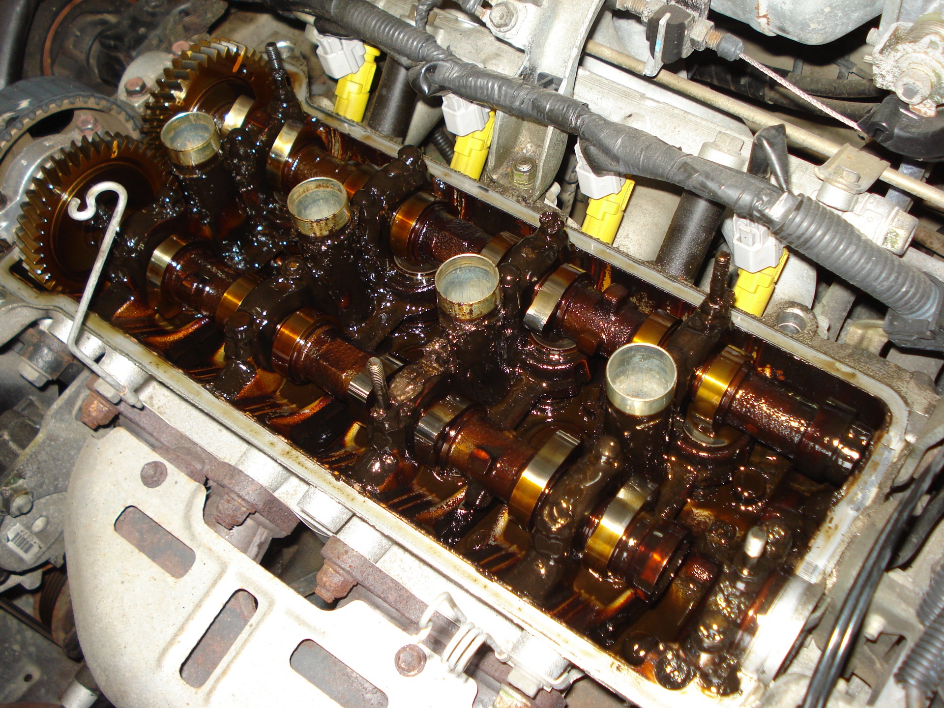 Если много масла в двигателе что будет. Двигатель после присадок. Жрет масло. Двигатель жрет масло. Поддельное масло в двигателе.