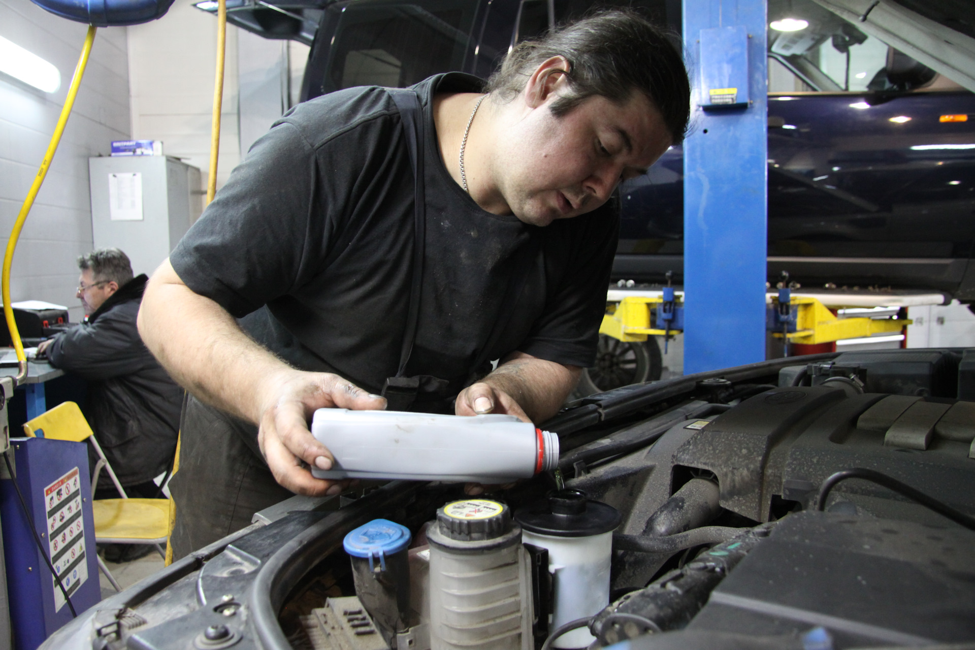 Масло range rover sport 3.0. Замена масла Рендж Ровер. Range Rover замена масла. Замена масла ГУР Дискавери 3. Замена масла Ранж спорт 2013.