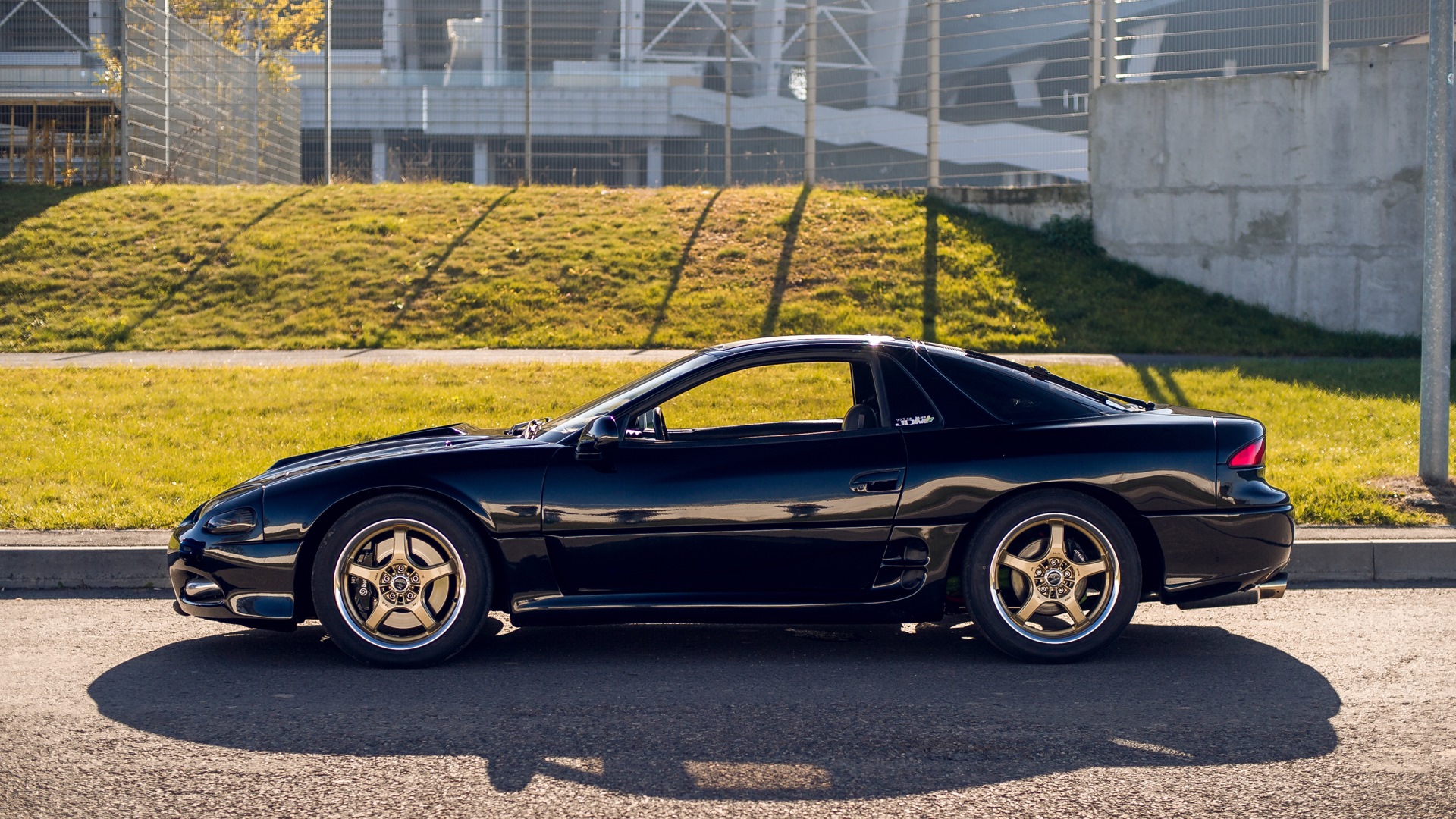 Double 3. Mitsubishi 3000gt черная. Мицубиси 3000 gt черная. Митсубиси 3000gt черная. Mitsubishi 3000 gt черная машина с золотистыми дисками.