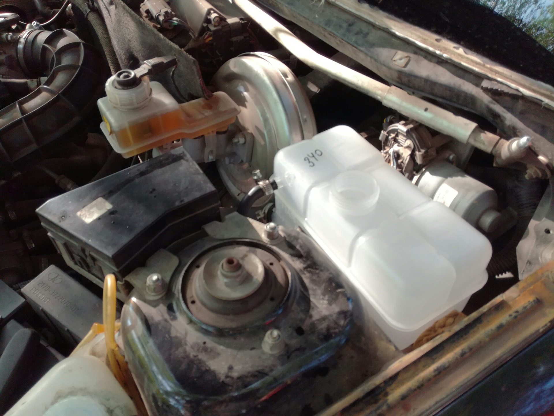 Замена расширительного бачка. — Lada Приора хэтчбек, 1,6 л, 2011 года ...