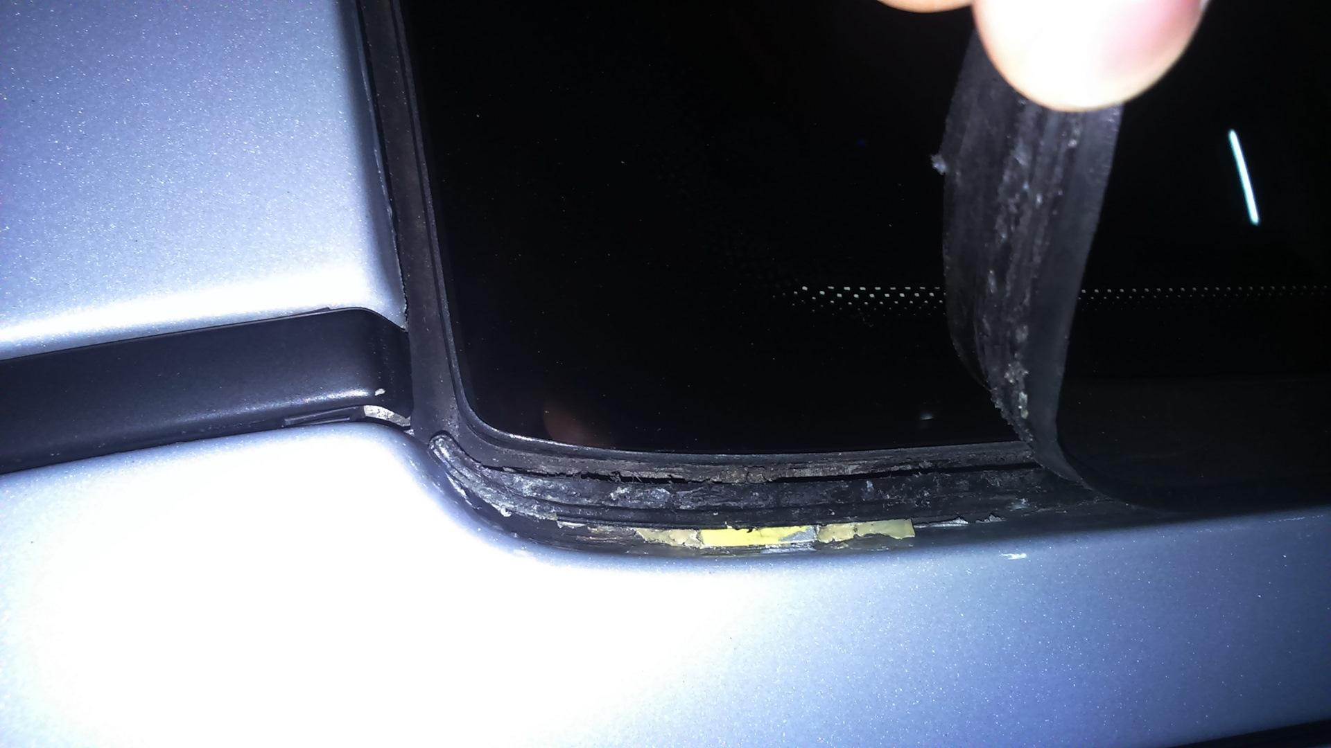 Как приклеить резинку на стекле. Клей для склейки бампера автомобиля. Как приклеить резинку на стекле. Резинка лобового стекла т 25. Нанесение герметика на лобовое стекло.