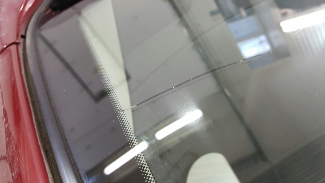 Удаление трещин на стекле. Трещина стекло на крузак 200 лобовое. Трещина лобового стекла на w213. Скол лобового стекла. Устранение трещин на лобовом стекле.