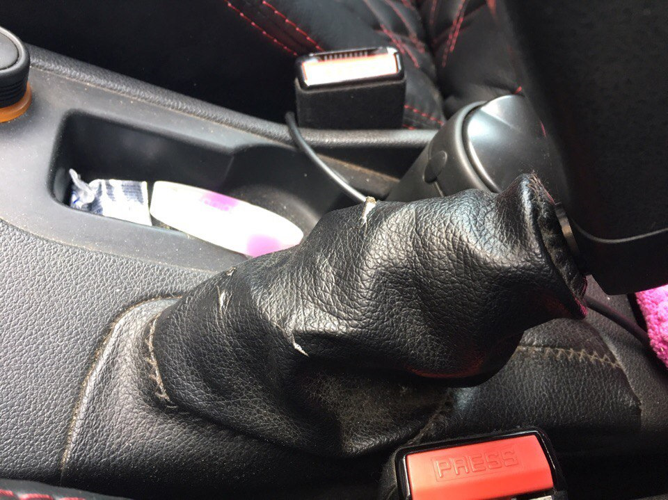 4. Ручник тоже в плачевном состоянии — Peugeot 308 (1G)