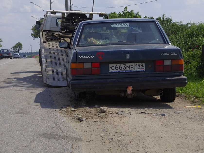 Нужный задний. Вольво 740 с красным флагом Погар.