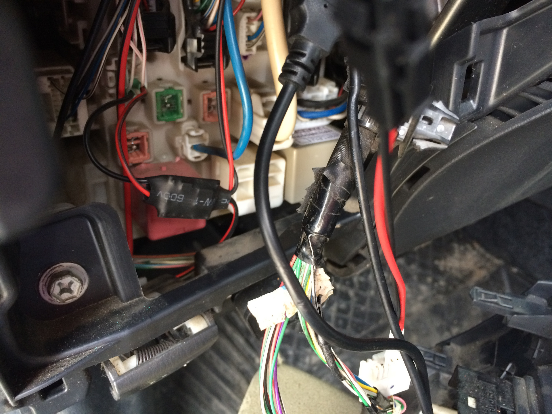 Реле поворотников на тойота королла 150. Реле поворотов тойота королла ае-100. Королла не работают поворотники. Реле поворотов на тойота королла 100 кузов. Реле поворотов toyota carina e.