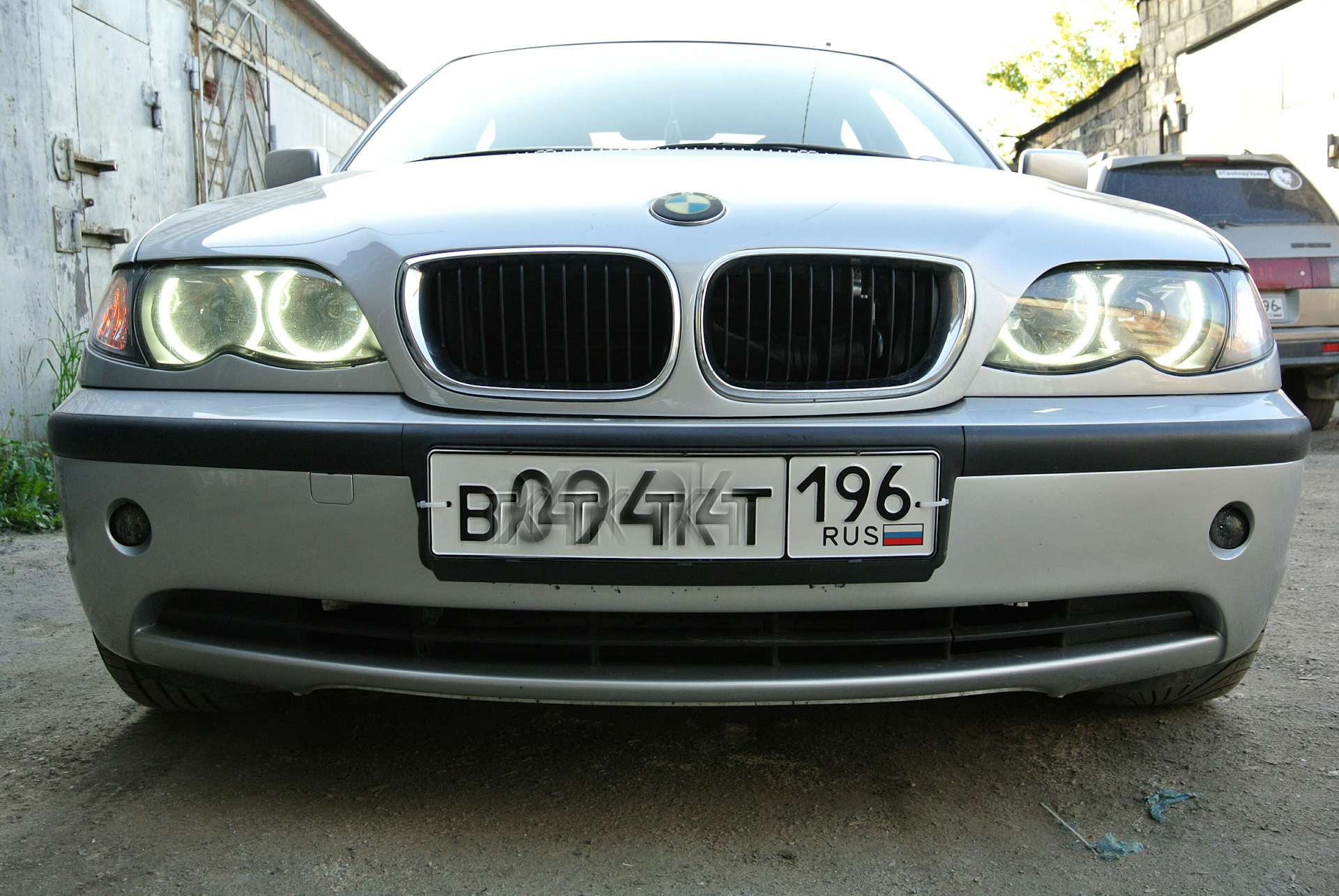 Ангельские глазки е46. Фары БМВ е46. BMW e46 диодные глазки. BMW e46 светодиодные фары.