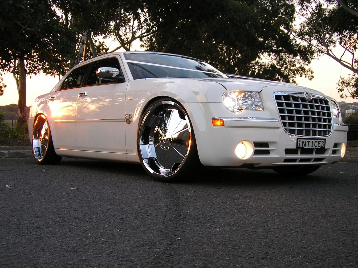 Chrysler 300c белый