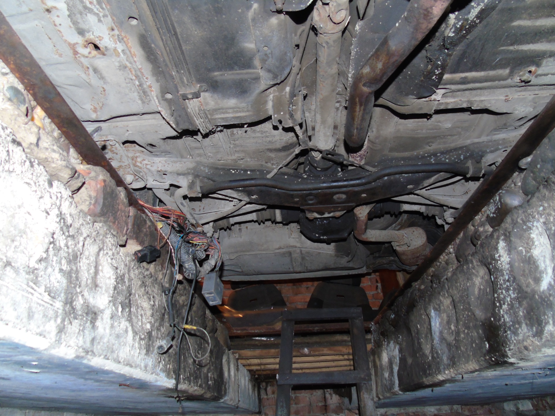 Днище форд мондео 4. Днище паджеро 3. Santa fe classic днище. Днище калина 2 хэтчбек. Брус под днище авто.