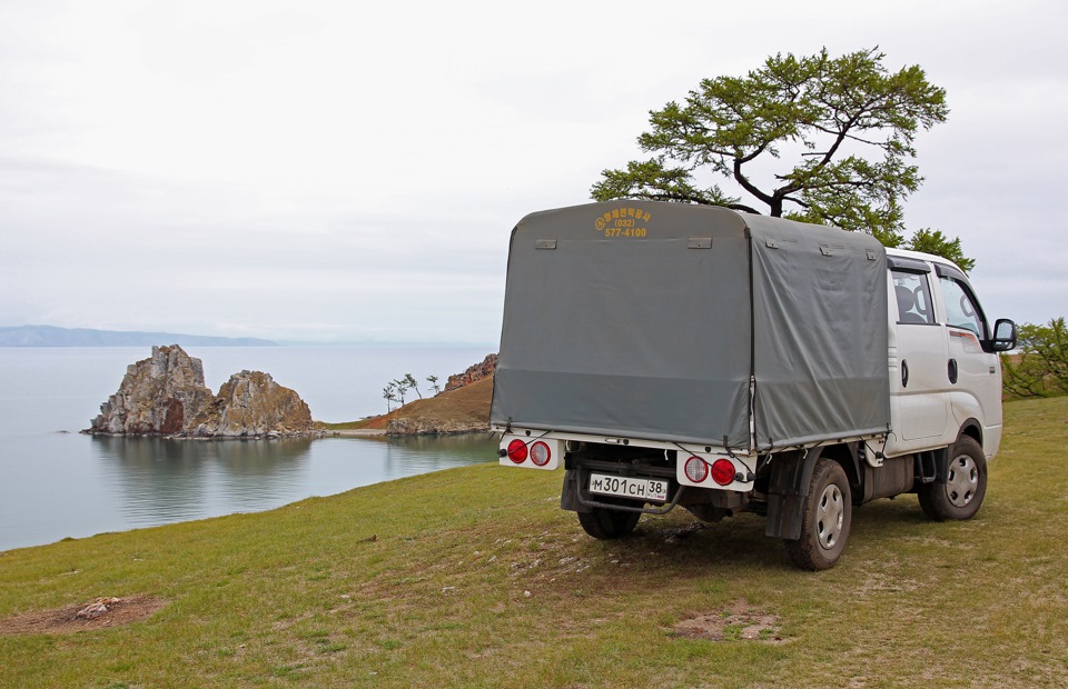 Эта скала есть на всех наборах открыток про Байкал ) — KIA Bongo (4G)